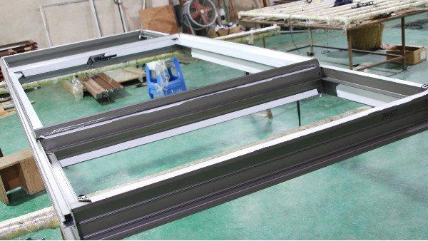 樓上樓國(guó)外酒店工程門(mén)窗訂單順利裝車_佛山工程門(mén)窗廠家